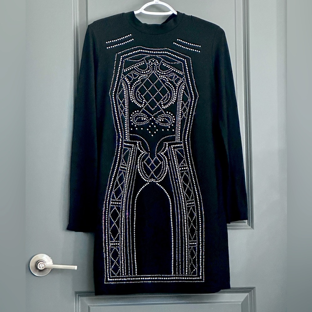 Beautiful black dress with frontal design stretchy and long sleeve